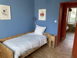 Location Appartement meublé rénové RDC dans rue tranquille.