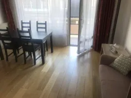 Location Grand studio sur rue avec balcon