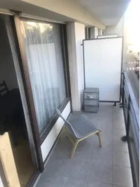 Location Grand studio sur rue avec balcon
