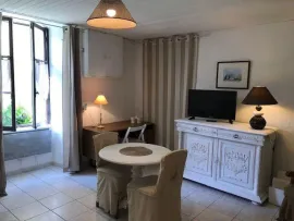 Location Beau studio meublé dans belle maison de caractère.