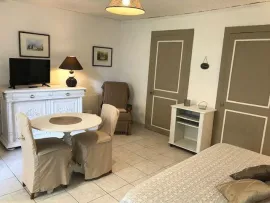 Location Beau studio meublé dans belle maison de caractère.