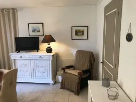 Location Beau studio meublé dans belle maison de caractère.