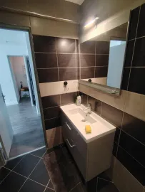 Location Studio 33 m2 Tbe, calme, 400m métro Lucie Aubrac.
