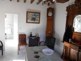Location Petite maison ancienne en plein coeur du village.