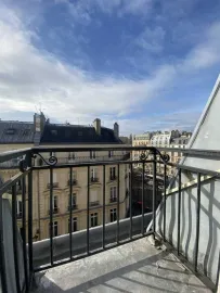 Location Studette Paris 8ème avec balcon