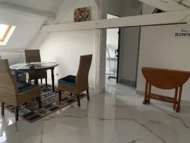 Location Triangle d’or 2 pièces de 50m2 au sol meubles 810€