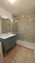 Location Joli T2 avec piscine, balcon et parking