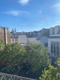 T4 meublé lumineux rénové 5è Etage vue Sacré Coeur Paris 18e