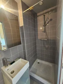 Location Studio meublé rénové de 22 m² avec petit balcon