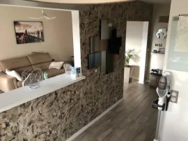 Location F2 refait à neuf, calme avec terrasse