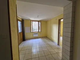 Location Appartement au coeur du village de Montlegun.