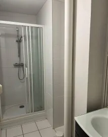 Location Rare : appartement avec terrasse et balcons