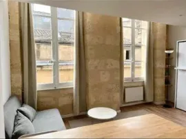 Location Studio meublé 25 m2 rénové à Bordeaux centre