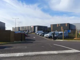 Location À louer – Local d'activités de 555 m² dans le Parc D'activités du Mesnil, à prox
