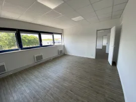 Location À louer – Bureaux de 45 à 71 m² et un atelier de 599 m² en hôtel d'entreprises à