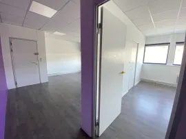 Location À louer – Bureaux de 45 à 71 m² et un atelier de 599 m² en hôtel d'entreprises à