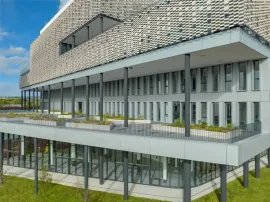 Location À vendre ou à louer – 20 000 m² de bureaux divisibles à partir de 300 m² à Labèg