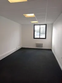 Location À louer – Bureaux de 20 à 100 m²  et ateliers de 60 à 330 m² en hôtel d'entrepri