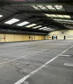 Vente À vendre – Entrepôt de 7 000 m² divisible à partir de 400 m² à proximité de Roue