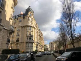 Vente Paris 16e – Avenue Adrien Hébrard – Chambre de service au 8e étage avec ascenseur