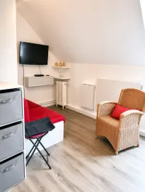 Paris 16e – Avenue Adrien Hébrard – Chambre de service / studio au 8e étage avec ascenseur Paris 16e