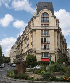 Vente Paris 16e – Avenue Adrien Hébrard – Chambre de service / studio au 8e étage avec ascenseur