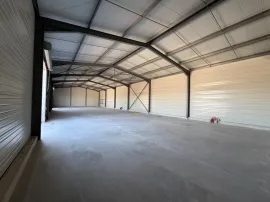 Vente À vendre – Local d'activités de 660 m² divisible à partir de 220 m² à Vedène – V
