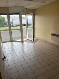 Location À louer – Local d'activités de 800 m² dans la zone industrielle Les Estaches à L