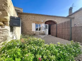 Appartement T3, cour privative non close Aureille