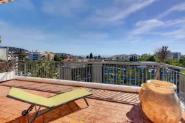 Vente Nice Cimiez - Rare - 2 pièces 57m2 et 90m2 de terrasse au dernier étage d'une résidence de standing