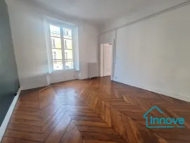 Vente Notre-Dame : Appartement atypique avec 6 chambres et extérieur.