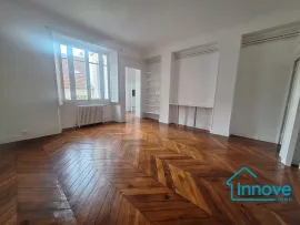 Notre-Dame : Appartement atypique avec 6 chambres et extérieur. Versailles