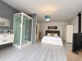 Vente MAISON FAMILIALE DE 260 M2 - 7 CHAMBRES, STUDIO ET GRANGE, terrain de 1270m2
