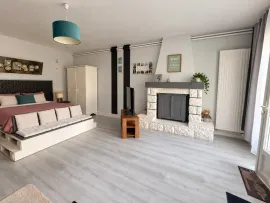 Vente MAISON FAMILIALE DE 260 M2 - 7 CHAMBRES, STUDIO ET GRANGE, terrain de 1270m2