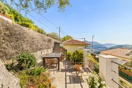 Vente Nice - Falicon - Jolie maison 4 pièces de 95 m² rénové avec terrasse, jardin et vue sur les collines et la mer