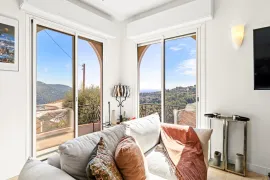 Vente Nice - Falicon - Jolie maison 4 pièces de 95 m² rénové avec terrasse, jardin et vue sur les collines et la mer