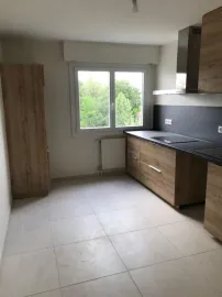 Location F4 près commerces et transports du point du jour