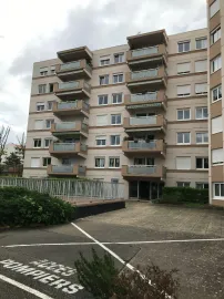 Location F4 près commerces et transports du point du jour