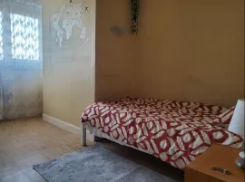 Location App. 3p. 61m². Clichy, entrée de ville