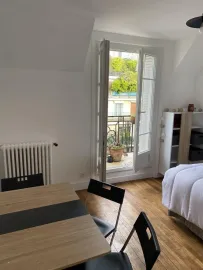 Très beau studio spacieux et lumineux Paris 15e