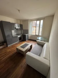 Location Studio avec petite chambre séparée.