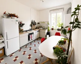 Colocation Chambre spacieuse et salon dans bel appartement