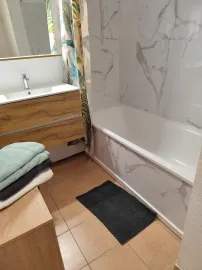 Location Petite maison , piscine partagée, parking