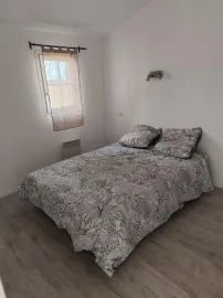 Location Petite maison , piscine partagée, parking