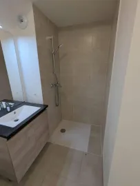 Location Studio neuf meublé 28 m² –DPE B  Terrasse, parking