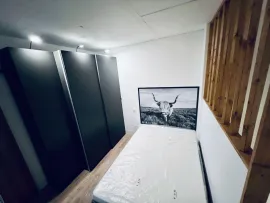 Location Studio lumineux avec vues, refait à neuf.