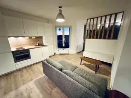 Location Studio lumineux avec vues, refait à neuf.