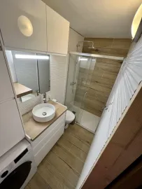 Location Studio lumineux avec vues, refait à neuf.