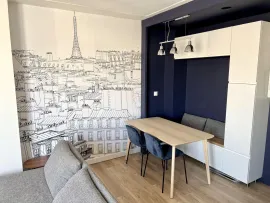 Location Studio lumineux avec vues, refait à neuf.