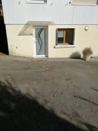 APPART    refait  neuf       rez  de chaussée Nommay